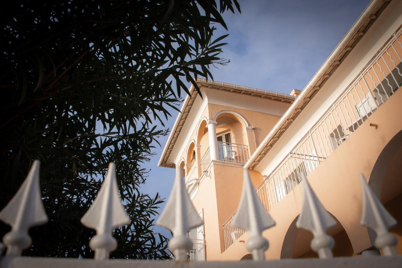 Hotel Et Appartements Reine D'Azur روكوبرُن كاب مارتي المظهر الخارجي الصورة